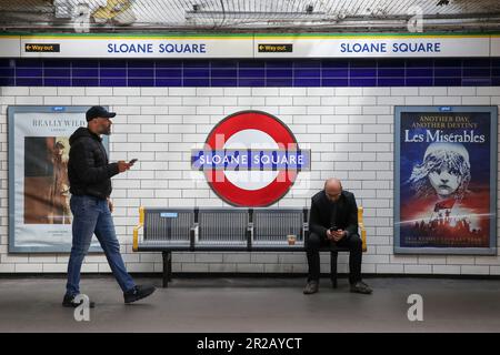 London, Großbritannien. 18. Mai 2023. Passagiere an der Londoner U-Bahn-Station Sloane Square. (Credit Image: © Steve Taylor/SOPA Images via ZUMA Press Wire) NUR ZUR REDAKTIONELLEN VERWENDUNG! Nicht für den kommerziellen GEBRAUCH! Stockfoto