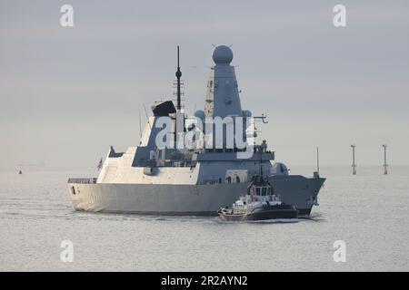 Der GROSSZÜGIGE Schlepper eskortiert den königlichen Navy Typ 45 Zerstörer HMS DAUNTLESS in den Hafen Stockfoto