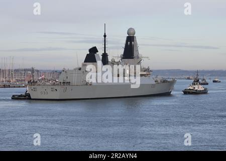 Schlepper eskortieren den königlichen Navy Typ 45 Zerstörer HMS DAUNTLESS zu einem Liegeplatz im Marinestützpunkt Stockfoto