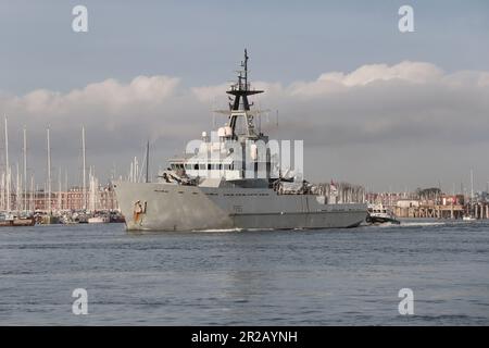 Das Patrouillenschiff der Royal Navy HMS MERSEY fährt vom Marinestützpunkt aus Stockfoto