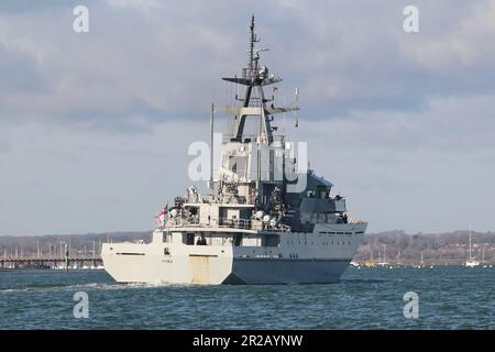 Das Offshore-Patrouillenschiff HMS MERSEY der Royal Navy River-Klasse fährt den Hafen hinauf in Richtung eines Liegeplatzes im Marinestützpunkt Stockfoto