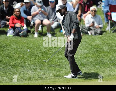 Rochester, Usa. 18. Mai 2023. Sahth Theegala steigt in der ersten Runde der PGA-Meisterschaft 2023 im Oakwood Country Club in Rochester, New York, am Donnerstag, den 18. Mai 2023 auf das 12. Green. Foto: Aaron Josefczyk/UPI Credit: UPI/Alamy Live News Stockfoto