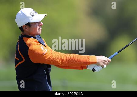 Rochester, Usa. 18. Mai 2023. Victor Hovland sieht seinen Abschlag auf dem 12.-Loch während der ersten Runde der PGA-Meisterschaft 2023 im Oakwood Country Club in Rochester, New York, am Donnerstag, den 18. Mai 2023. Foto: Aaron Josefczyk/UPI Credit: UPI/Alamy Live News Stockfoto