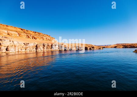 Wunderschöne Sandsteinfelsen erheben sich vom Lake Powell; Glen Canyon Dam; Glen Canyon National Recreation Area; Page; Arizona; USA Stockfoto