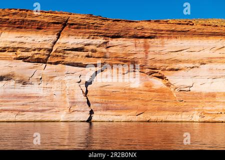 Wunderschöne Sandsteinfelsen erheben sich vom Lake Powell; Glen Canyon Dam; Glen Canyon National Recreation Area; Page; Arizona; USA Stockfoto