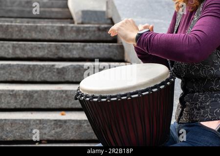 Trommel mit den Händen aus der Nähe spielen, Musikinstrument Stockfoto