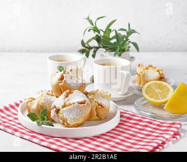 Soffioni: Traditioneller Ricotta-Käse und Zitronenkuchen. Konzept von süßem und nationalem ostergebäck. Frühstückskonzept Stockfoto