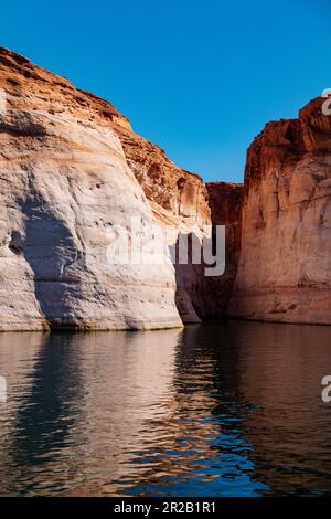 Wunderschöne Sandsteinfelsen erheben sich vom Lake Powell; Glen Canyon Dam; Glen Canyon National Recreation Area; Page; Arizona; USA Stockfoto