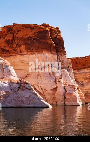 Wunderschöne Sandsteinfelsen erheben sich vom Lake Powell; Glen Canyon Dam; Glen Canyon National Recreation Area; Page; Arizona; USA Stockfoto