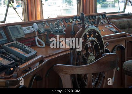 Segelboot-Innenraum. Altes Holzruder. Keine Menschen Stockfoto