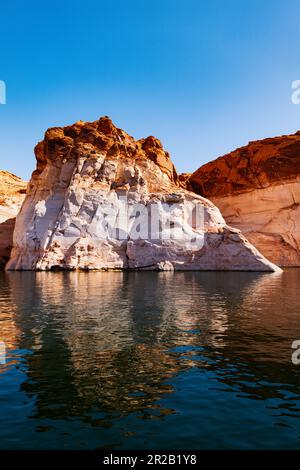 Wunderschöne Sandsteinfelsen erheben sich vom Lake Powell; Glen Canyon Dam; Glen Canyon National Recreation Area; Page; Arizona; USA Stockfoto