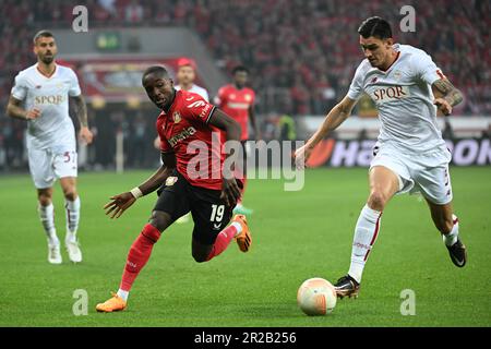 Leverkusen, Deutschland. 18. Mai 2023. Fußball: Europa League, Bayer Leverkusen - AS Roma, K.o.-Runde, Halbfinale, Second Legs in BayArena, Leverkusens Moussa Diaby und Roms Roger Ibanez in Aktion. Kredit: Federico Gambarini/dpa/Alamy Live News Stockfoto