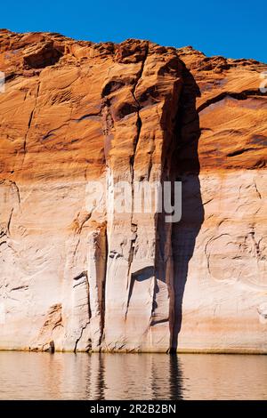 Wunderschöne Sandsteinfelsen erheben sich vom Lake Powell; Glen Canyon Dam; Glen Canyon National Recreation Area; Page; Arizona; USA Stockfoto