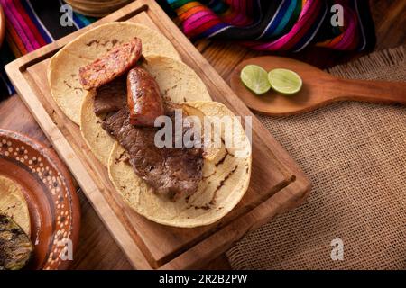 Im Taco-Campechano-Stil, Carne Asada. (Bratfleisch) und Chorizo oder Longaniza, sehr beliebtes Gericht in Nordmexiko, auch Asado, Discada oder Parrill genannt Stockfoto