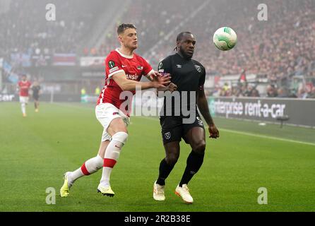 Sam Beukema von AZ Alkmaar und Michail Antonio von West Ham United (rechts) kämpfen beim Halbfinale der UEFA Europa Conference League im AFAS-Stadion Alkmaar um den Ball. Foto: Donnerstag, 18. Mai 2022. Stockfoto