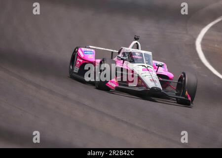 Indianapolis, USA. 18. Mai 2023. INDIANAPOLIS, INDIANA - MAI 18: IndyCar-Fahrer Helio Castroneves (06) trainiert am 18. Mai 2023 in Indianapolis, Indiana, für den 2023 Indy 500 auf dem Indianapolis Motor Speedway. Kredit: Jeremy Hogan/Alamy Live News Stockfoto