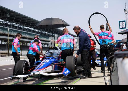 Indianapolis, USA. 18. Mai 2023. INDIANAPOLIS, INDIANA - MAI 18: IndyCar-Fahrer Devlin DeFrancesco (29) aus Kanada und Andretti Steinbrenner Autosport, trainiert für den 2023 Indy 500 auf dem Indianapolis Motor Speedway am 18. Mai 2023 in Indianapolis, Indiana. Kredit: Jeremy Hogan/Alamy Live News Stockfoto