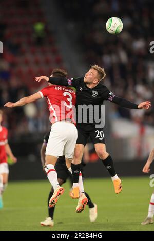 Amsterdam, Niederlande. 18. Mai 2023. Pantelis Hatzidiakos von AZ Alkmaar und Jarrod Bowen von West Ham United während des Halbfinalspiels der UEFA Conference League zwischen AZ Alkmaar und West Ham United im AFAS-Stadion am 18. 2023. Mai in Amsterdam, Niederlande. (Foto: Daniel Chesterton/phcimages.com) Kredit: PHC Images/Alamy Live News Stockfoto