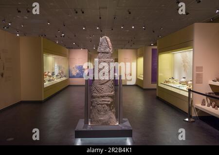 Doppelseitiges Relief in menschlicher Form vom Menhir-Typ, frühes Bronzealter (3200-2100 v. Chr.). Diachronisches Museum von Larissa, Griechenland Stockfoto