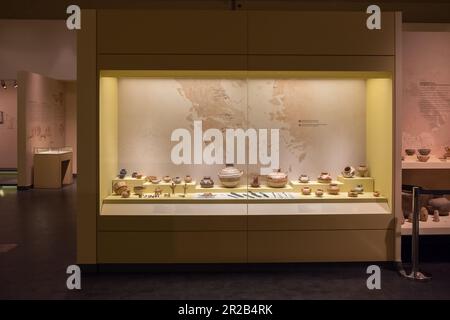 Tongefäße und -Schalen, Juwelen und Werkzeuge aus der späten finalen Jungsteinzeit. Diachronisches Museum von Larissa, Griechenland Stockfoto