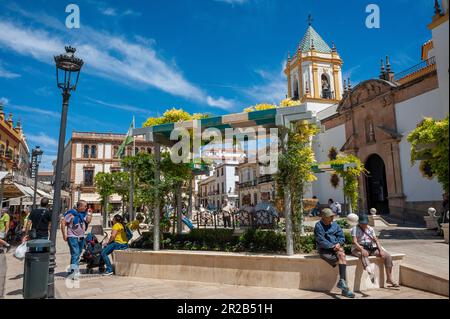 Ronda, Malaga, Spanien, Gruppen Touristen, die Straßenszenen in der Altstadt besuchen Stockfoto