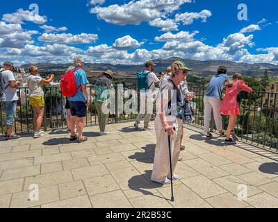 Ronda, Malaga, Spanien, Menschenmassen Touristen besuchen Straßenszenen in der Altstadt, spanien Klima, Hitze Senior Frau mit Cane, Familie mit Großeltern Stockfoto
