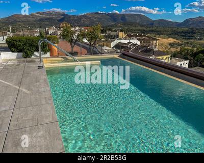 Ronda, Malaga, Spanien, Dachpool, Touristenhotel, „Catalonia Ronda“, Landschaft, Tag, malerische Aussichten, spanische Hitze, malaga Gentrifizierung, Tourismus Stockfoto