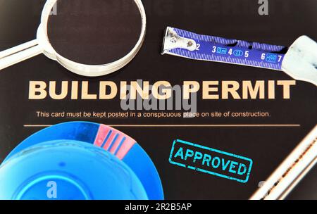 Baugenehmigungskonzept mit Baugenehmigungskonzept mit „genehmigtem“ Text. Genehmigung über Bautätigkeit und Bauindustrie Text auf einem Wohnsitz Stockfoto