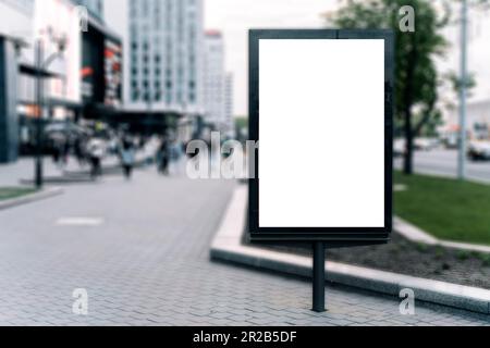 Plakatmodell auf dem Straßenhintergrund der Stadt. Leeres Plakat. Hochwertiges Foto Stockfoto