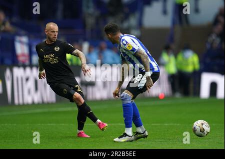 Marvin Johnson (rechts) von Sheffield Wednesday und Joe ward von Peterborough United kämpfen während des Halbfinalspiels der Sky Bet League 1 um den Ball in Hillsborough, Sheffield. Foto: Donnerstag, 18. Mai 2023. Stockfoto