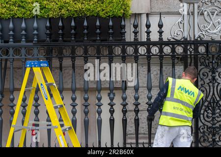 Man malte eine Wand im Finanzviertel der Londoner City in London, Großbritannien Stockfoto