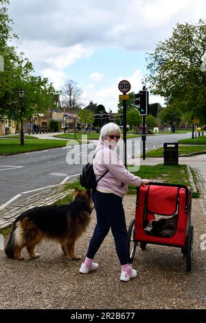 Pose am Broadway Worcestershire England uk Stockfoto