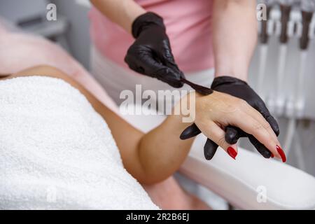 Haarfreie Haut, Gel auftragen, Laser Haarentfernung, kosmetische Gesichtsbehandlung, Kosmetologe Maske auftragen Stockfoto