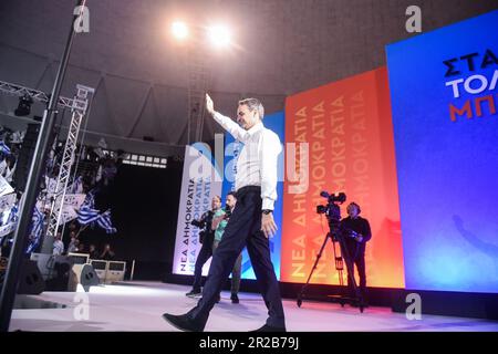 Thessaloniki, Griechenland. 18. Mai 2023. Der griechische Ministerpräsident und Führer der Neuen Demokratie Kyriakos Mitsotakis winkt während eines Wahlkampfs in der griechischen Stadt Thessaloniki den Anhängern zu. In Griechenland finden am 21. Mai Parlamentswahlen statt. (Kreditbild: © Giannis Papanikos/ZUMA Press Wire) NUR REDAKTIONELLE VERWENDUNG! Nicht für den kommerziellen GEBRAUCH! Stockfoto