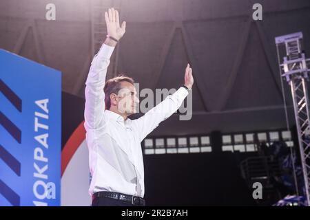 Thessaloniki, Griechenland. 18. Mai 2023. Der griechische Ministerpräsident und Führer der Neuen Demokratie Kyriakos Mitsotakis winkt während eines Wahlkampfs in der griechischen Stadt Thessaloniki den Anhängern zu. In Griechenland finden am 21. Mai Parlamentswahlen statt. (Kreditbild: © Giannis Papanikos/ZUMA Press Wire) NUR REDAKTIONELLE VERWENDUNG! Nicht für den kommerziellen GEBRAUCH! Stockfoto