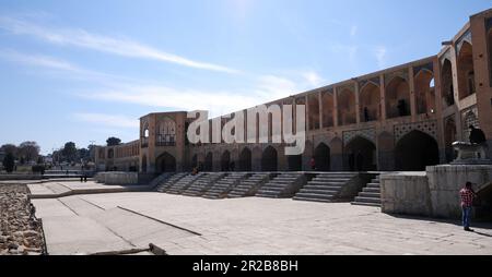 Die Khaju-Brücke in der iranischen Provinz Isfahan wurde 1650 erbaut. Stockfoto