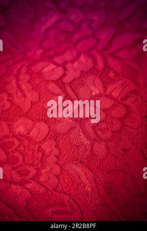 Die Textur auf dem Kleid ist exquisit und lädt sowohl die Augen als auch die Fingerspitzen ein, die komplexen Details zu erkunden. Zarte Spitze, glatte Seide Stockfoto