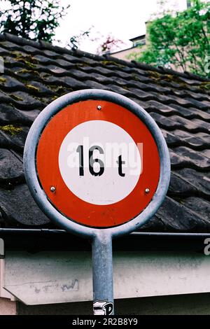 Ein Verbotsschild steht hoch, das mit seinem auffälligen roten Kreis und der diagonalen Linie Aufmerksamkeit erregt. Es symbolisiert Einschränkungen und verbotene Aktionen. Stockfoto