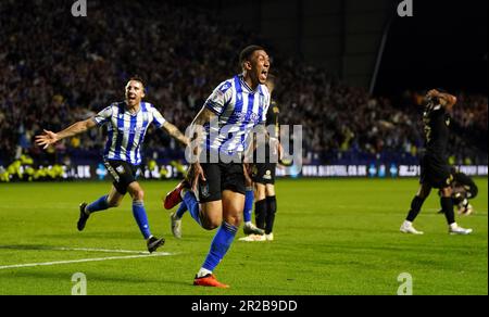 Der Liam Palmer von Sheffield Wednesday feiert das vierte Tor seiner Seite im Spiel während des Halbfinalspiels der Sky Bet League One im Halbfinale der zweiten Etappe in Hillsborough, Sheffield. Foto: Donnerstag, 18. Mai 2023. Stockfoto