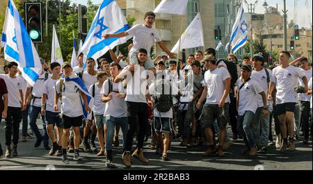 Jerusalem, Israel. Kinder feiern im Zentrum von Jerusalem den Jerusalem-Tag im „Tanz der Flaggen“ oder „Flaggen-März“. Gutschein: Yoram Biberman/Alamy Live News. Stockfoto