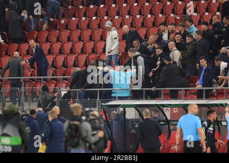 Amsterdam, Niederlande. 18. Mai 2023. AZ Alkmaar-Fans greifen West Ham-Fans nach dem Halbfinale der UEFA Conference League in der zweiten Etappe zwischen AZ Alkmaar und West Ham United im AFAS-Stadion am 18. 2023. Mai in Amsterdam an. (Foto: Daniel Chesterton/phcimages.com) Kredit: PHC Images/Alamy Live News Stockfoto