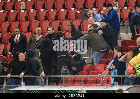 Amsterdam, Niederlande. 18. Mai 2023. AZ Alkmaar-Fans greifen West Ham-Fans nach dem Halbfinale der UEFA Conference League in der zweiten Etappe zwischen AZ Alkmaar und West Ham United im AFAS-Stadion am 18. 2023. Mai in Amsterdam an. (Foto: Daniel Chesterton/phcimages.com) Kredit: PHC Images/Alamy Live News Stockfoto