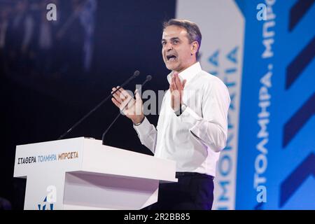 Thessaloniki, Griechenland. 18. Mai 2023. Der griechische Ministerpräsident und Führer der Neuen Demokratie Kyriakos Mitsotakis hält während eines Wahlkampfs in der griechischen Stadt Thessaloniki eine Rede. In Griechenland finden am 21. Mai Parlamentswahlen statt. (Kreditbild: © Giannis Papanikos/ZUMA Press Wire) NUR REDAKTIONELLE VERWENDUNG! Nicht für den kommerziellen GEBRAUCH! Stockfoto