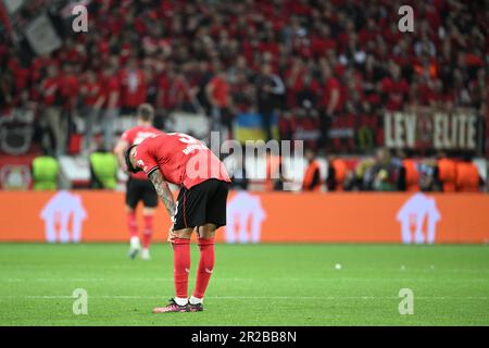 Leverkusen, Deutschland. 18. Mai 2023. Fußball: Europa League, Bayer Leverkusen - als Roma, Knockout-Runde, Halbfinale, zweite Etappe in der BayArena reagiert Leverkusens Piero Hincapie nach dem Spiel. Kredit: Federico Gambarini/dpa/Alamy Live News Stockfoto