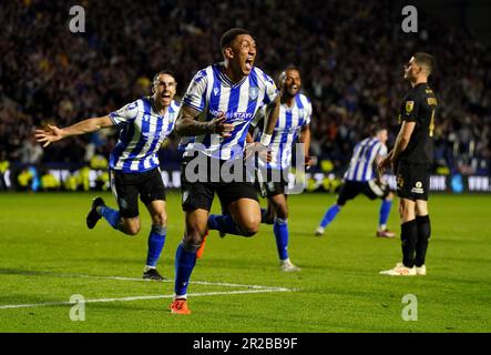 Der Liam Palmer von Sheffield Wednesday feiert das vierte Tor seiner Seite im Spiel während des Halbfinalspiels der Sky Bet League One im Halbfinale der zweiten Etappe in Hillsborough, Sheffield. Foto: Donnerstag, 18. Mai 2023. Stockfoto