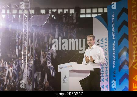 Thessaloniki, Griechenland. 18. Mai 2023. Der griechische Ministerpräsident und Führer der Neuen Demokratie Kyriakos Mitsotakis hält während eines Wahlkampfs in der griechischen Stadt Thessaloniki eine Rede. In Griechenland finden am 21. Mai Parlamentswahlen statt. (Kreditbild: © Giannis Papanikos/ZUMA Press Wire) NUR REDAKTIONELLE VERWENDUNG! Nicht für den kommerziellen GEBRAUCH! Stockfoto