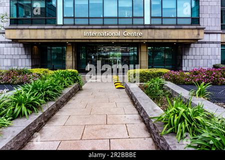 Der Eingang zum International Centre, einem Büroblock im International Financial Services Centre in Dublin, Irland. Stockfoto