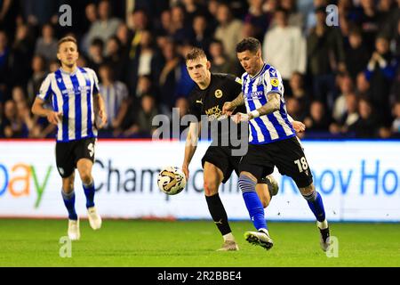 Marvin Johnson aus Sheffield Wednesday schützt den Ball vor Hector Kyprianou aus Peterborough United während des Sky Bet League 1 Play-off-Spiels Sheffield Wednesday vs Peterborough in Hillsborough, Sheffield, Großbritannien, 18. Mai 2023 (Foto von Nick Browning/News Images) in, am 5./18. Mai 2023. (Foto von Nick Browning/News Images/Sipa USA) Guthaben: SIPA USA/Alamy Live News Stockfoto