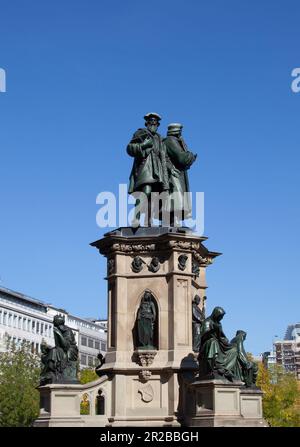 Johannes Gutenberg Monument (1858). Frankfurt am Main, Deutschland unter blauem Himmel Stockfoto