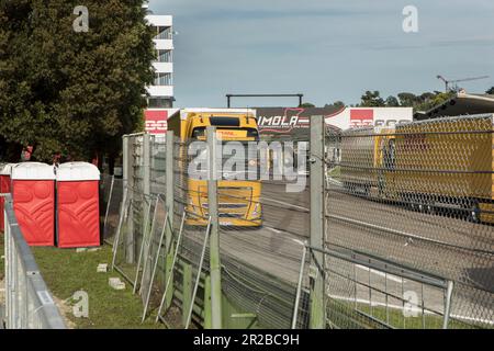 Imola, Italien. Mai 18. 2023. Formel 1 Qatar Airways Emilia Romagna Grand Prix im Autodromo Enzo e Dino Ferrari, Italien, wurde aufgrund der Überschwemmungen in der Region Emilia-Romagna abgesagt. Abbildung: Packen vor dem Verlassen des Stromkreises © Piotr Zajac/Alamy Live News Stockfoto